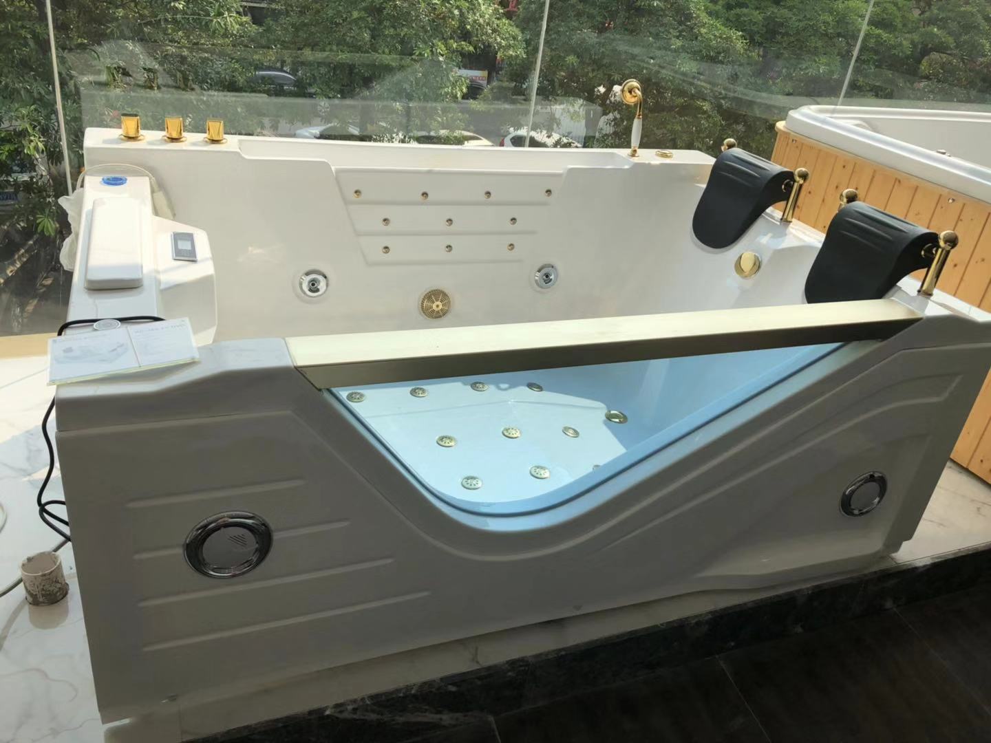 Whirlpool Bathtub Hirossy Jacu - огляд і ціна W Spa & Wellness